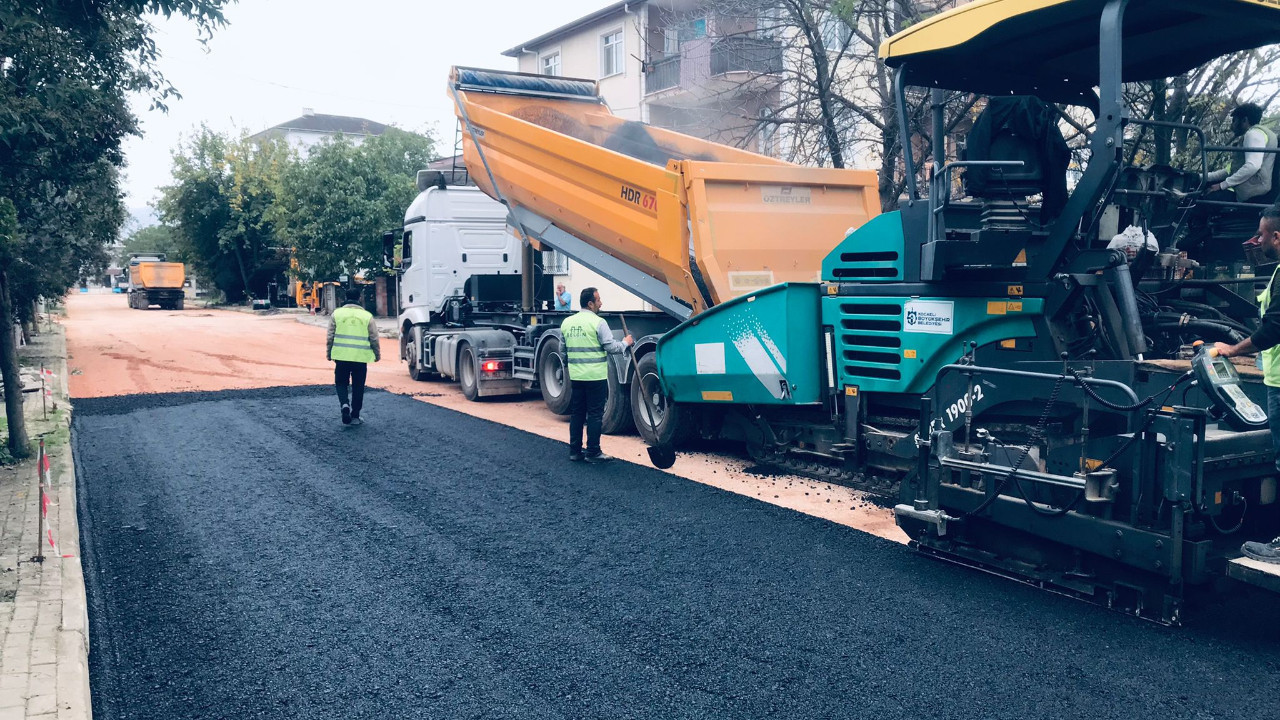 Gölcük'te üstyapı çalışmaları devam ediyor... Mahalleli nefes alacak