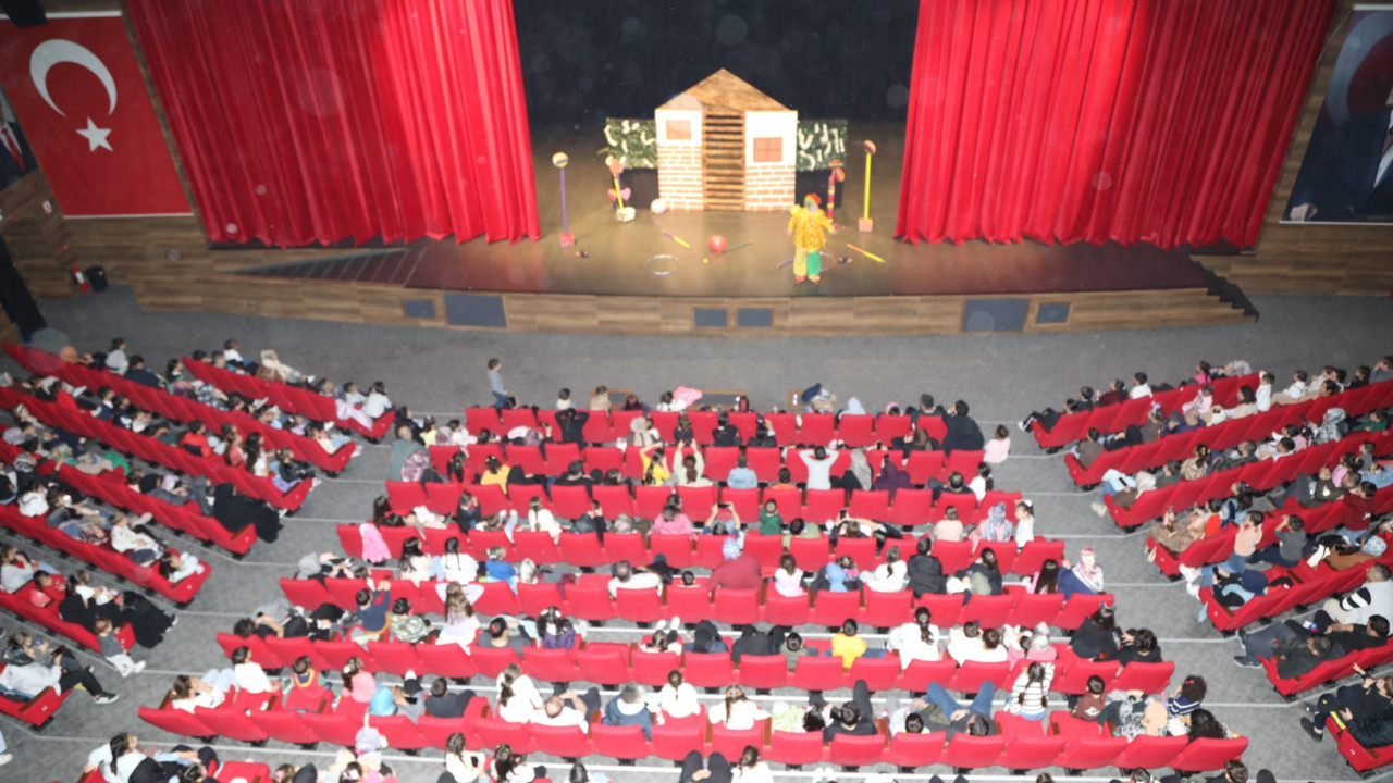 Çayırovalı çocuklar, ara tatilde tiyatroyla eğlendi