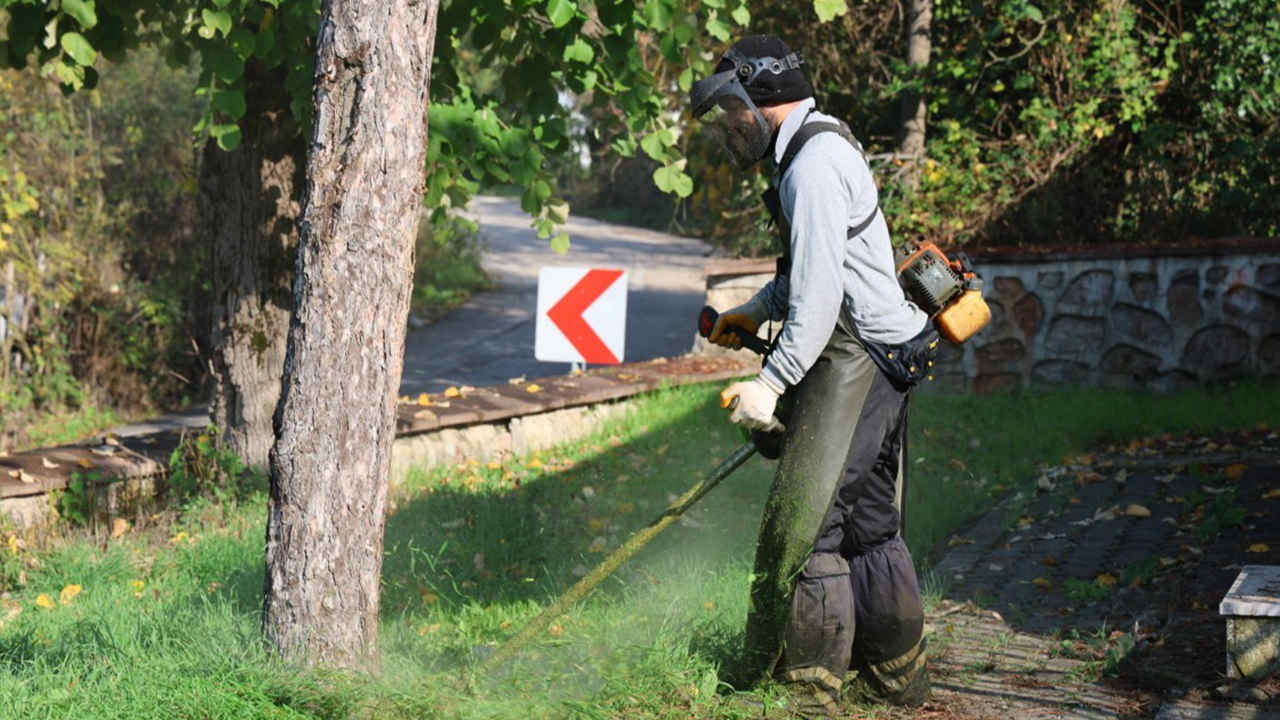 Kartepe Belediyesi Park ve Bahçeler Müdürlüğü ekiplerinden ilçe genelinde bakım çalışması