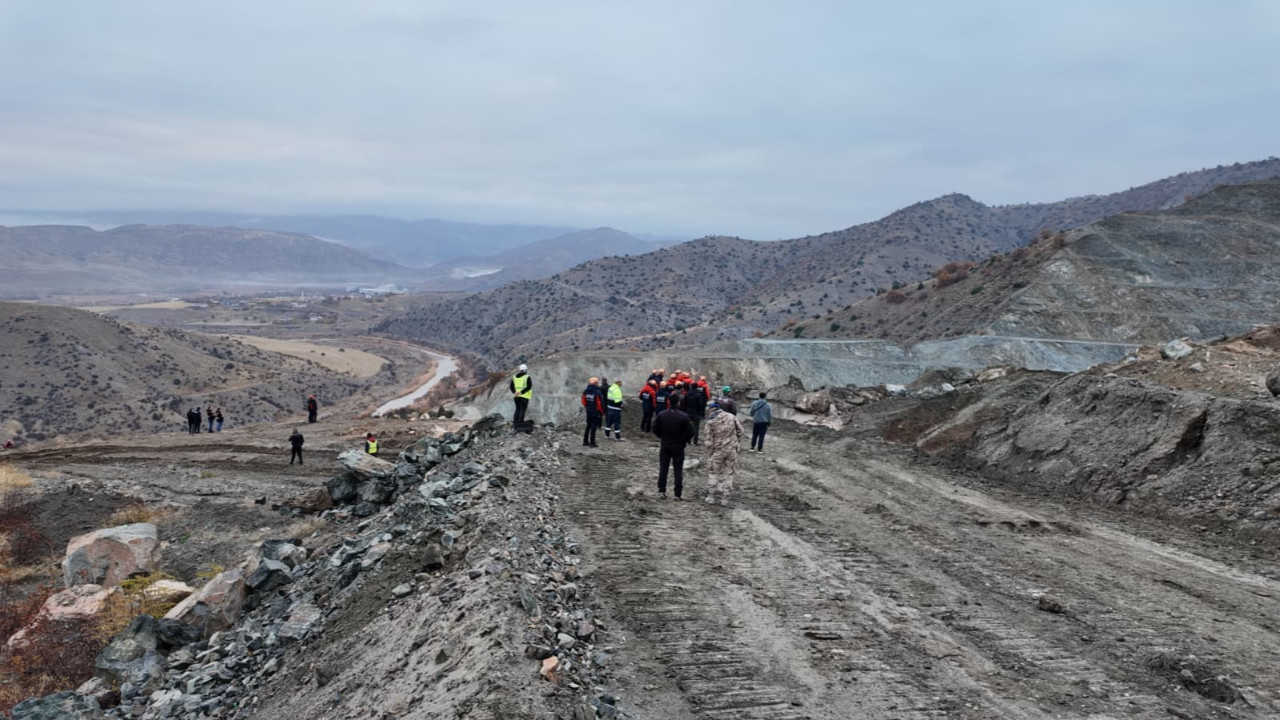 Göçük altında kalan şirket müdürünü kurtarma çalışmalarına ara verildi