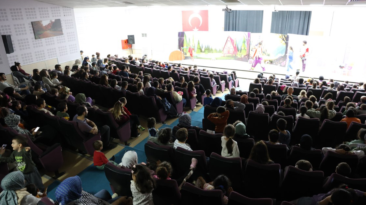 Kartepe Belediyesi Necip Fazıl Kısakürek Kültür Merkezi'nde tiyatro şöleni
