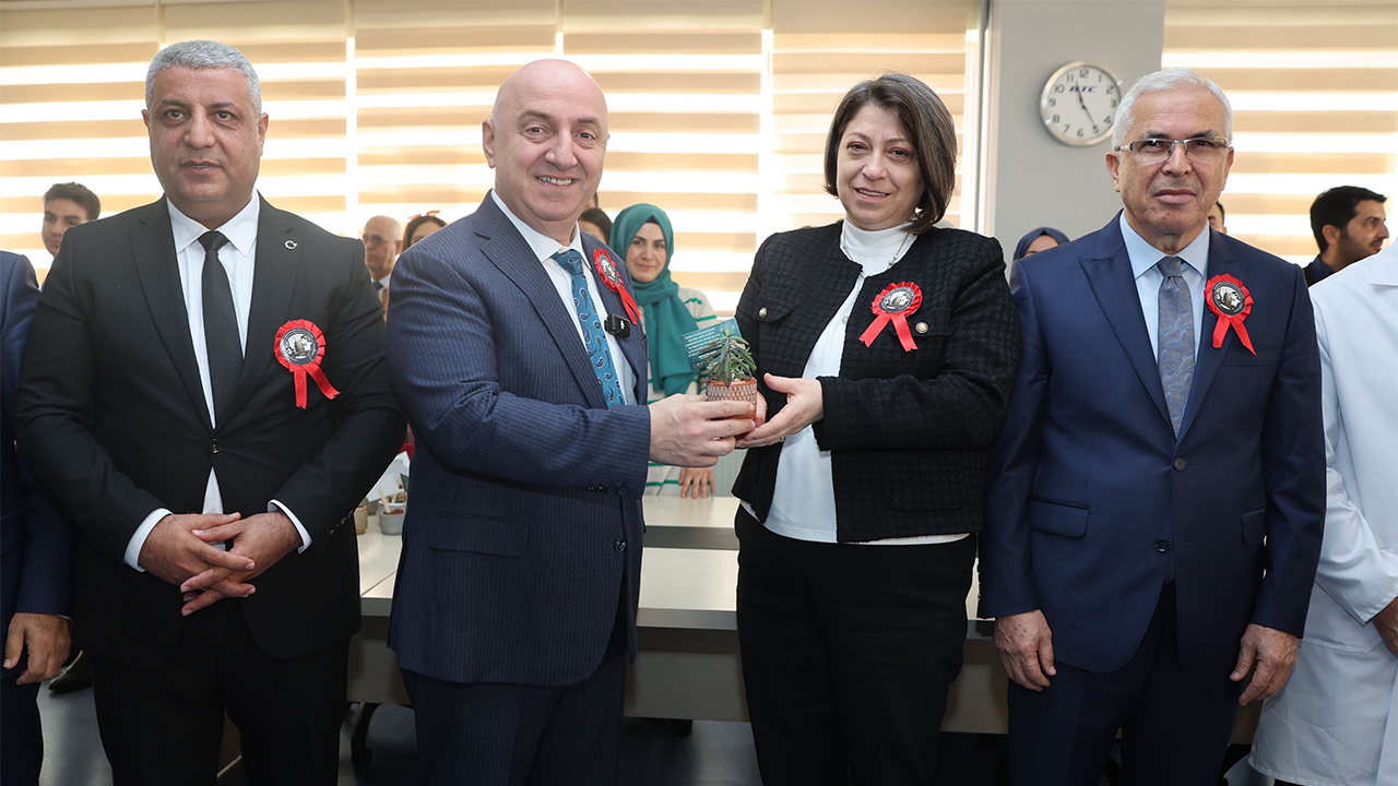 Muzazfer Bıyık'tan öğretmenlere 24 Kasım jesti