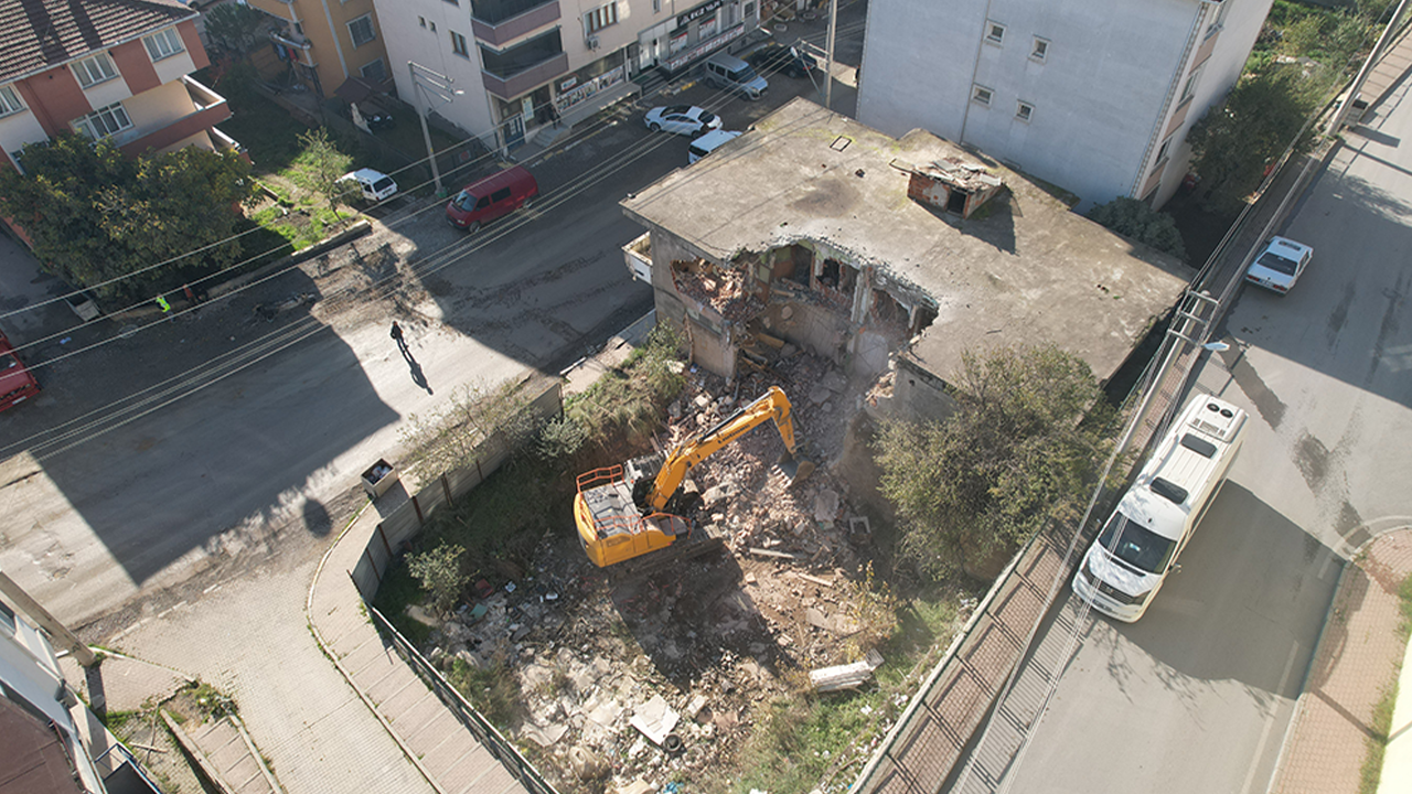 Tehlike saçan metruk binalar yıkılıyor!