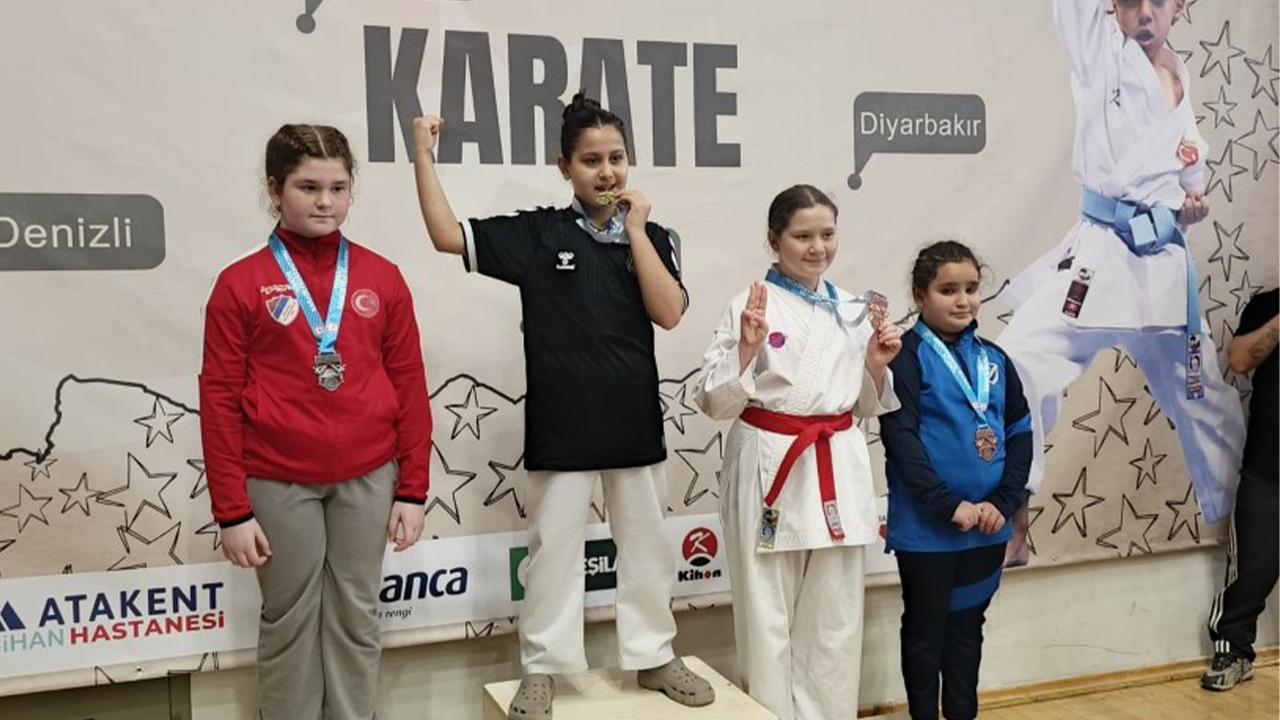 Kartepeli karateciler kürsüden inmedi!