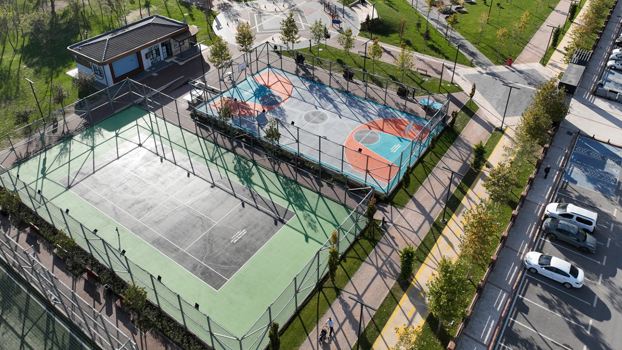 Kocaeli Büyükşehir Belediyesi'nden spor alanlarında bakım çalışması