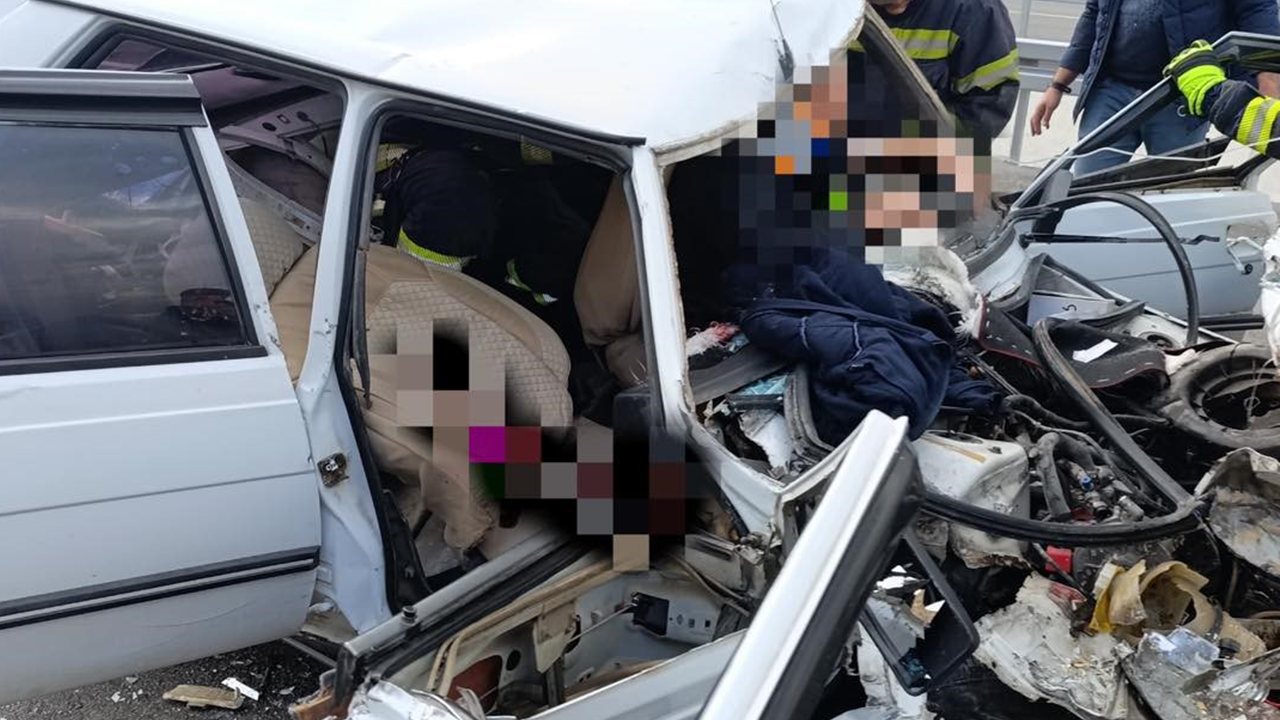 Denizli'de trafik faciası: Kamyona çarpan araç hurdaya döndü!