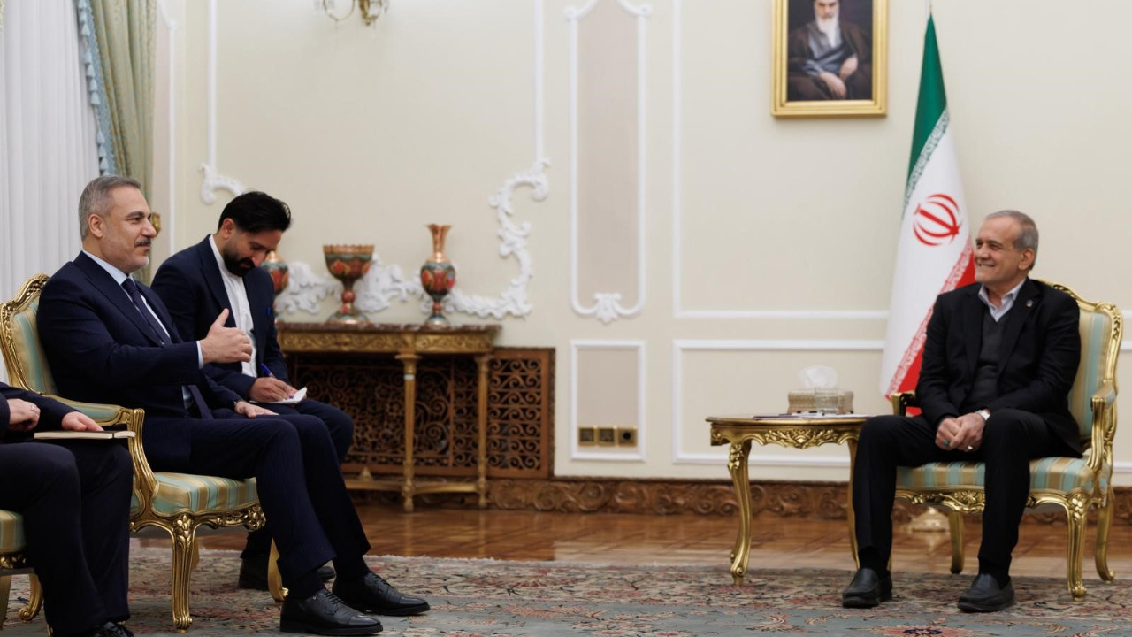 Hakan Fidan, İran Cumhurbaşkanı Pezeşkiyan ile görüştü