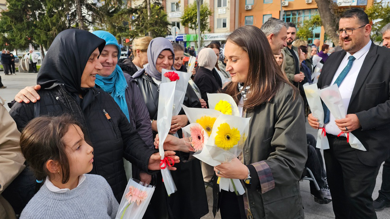 Gölcük halkı 5 Aralık Dünya Kadın Hakları Günü için toplandı