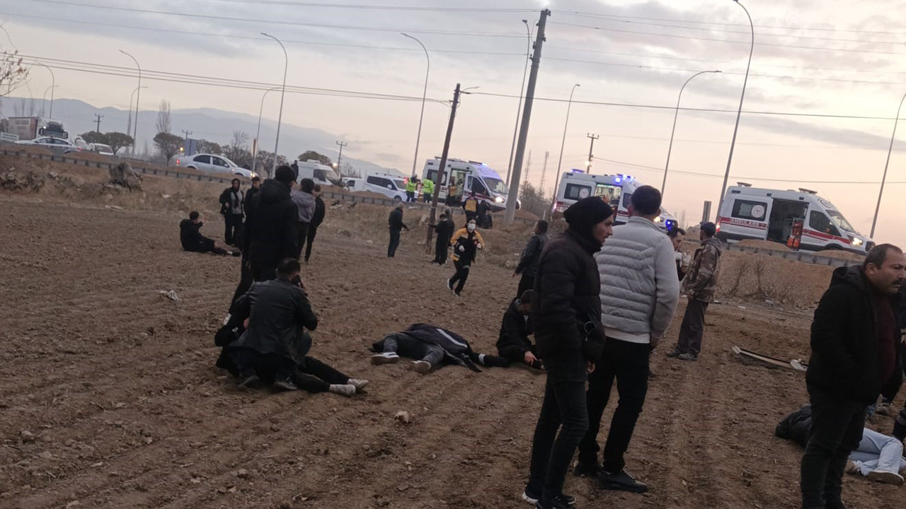 Kamyonet ile midibüs çarpıştı: 17 yaralı