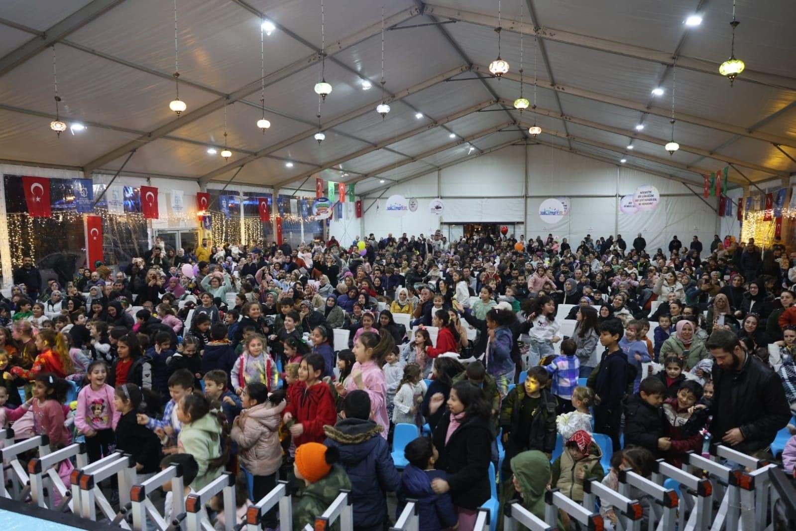 İzmit Kent Meydanı’nda çocuk kahkahaları yükseliyor - Resim: 1