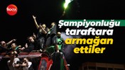 Yeşil siyahlı futbolcular şampiyonluğu taraftara armağan etti