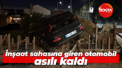 İnşaat sahasına giren otomobil asılı kaldı