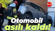 Otomobil asılı kaldı!