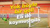 Yok böyle bir gol! Eli ile koymuş gibi!