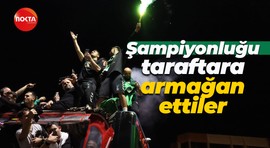 Yeşil siyahlı futbolcular şampiyonluğu taraftara armağan etti