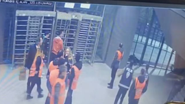 Saniye saniye kaydedildi; İşte genç taraftarın tribünden düştüğü anlar!