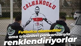 Futbolcu olamadılar ama tribünleri pankartlarıyla renklendiriyorlar