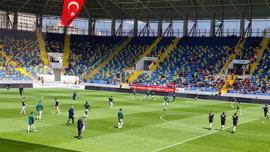 Gençlerbirliği - Kocaelispor karşılaşmasında son hazırlıklar: Takımlar ısınmaya çıktı