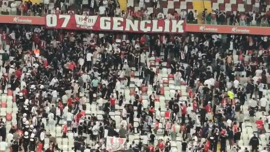 Antalya'da maç sonu tribünler karıştı!