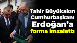Tahir Büyükakın, Cumhurbaşkanı Erdoğan’a forma imzalattı