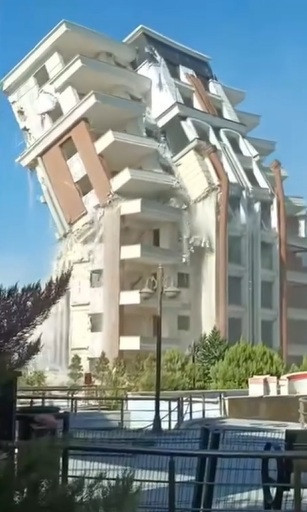 Bir darbeyle 9 katlı bina yerle bir oldu! - Resim : 3