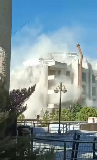 Bir darbeyle 9 katlı bina yerle bir oldu! - Resim : 1