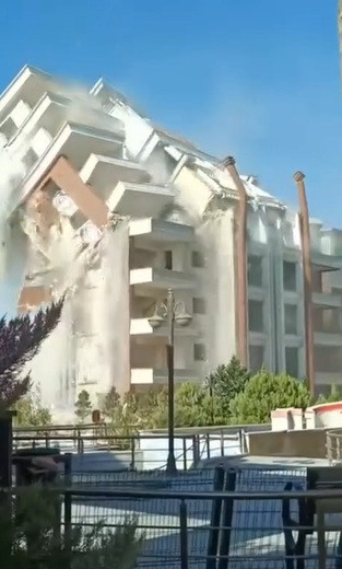 Bir darbeyle 9 katlı bina yerle bir oldu! - Resim : 2