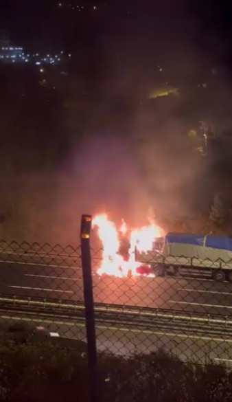 Seyir halindeki TIR alev alev yandı! - Resim : 2