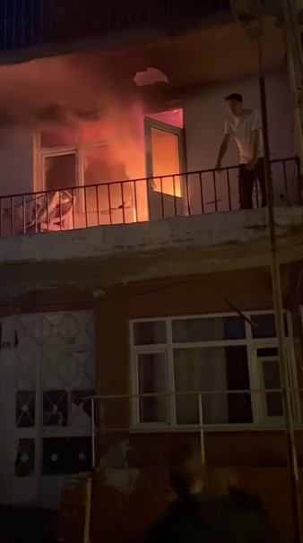 İzmit'te daire alevlere teslim oldu! - Resim : 3