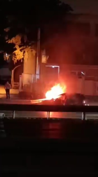 Yanan otomobilde sıkışan sürücüyü itfaiye kurtardı! - Resim : 3