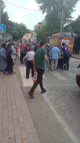 Saniye saniye kameraya yansıdı... Yaşlı adam minibüsün altında kaldı! - Resim : 7