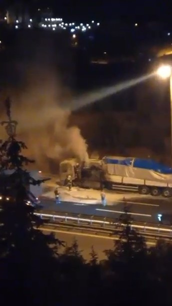 Seyir halindeki TIR alev alev yandı! - Resim : 1