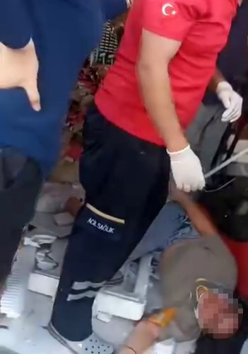 Korku dolu anlar! Asma tavanın altında kaldılar! - Resim : 1