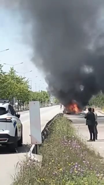 Seyir halindeki otomobil alev alev yandı! - Resim : 1