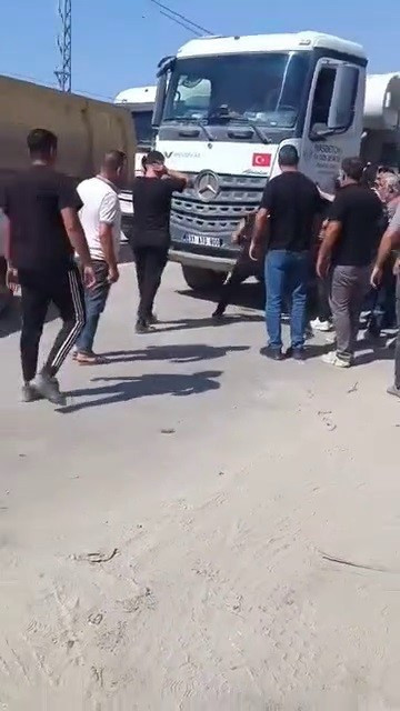 Yol verme tartışmasında beton mikserini yumrukladı! İşte o anlar... - Resim : 1