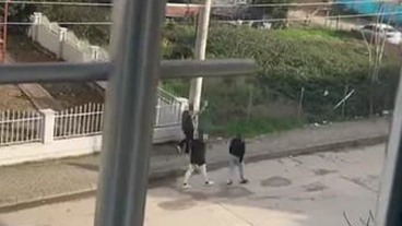 Sokak ortasında havaya ateş eden çocuklar yakalandı!