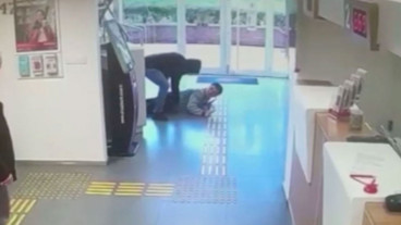 Güvenliği etkisiz hale getirdi, paraları alıp kaçtı; Banka soygunu kamerada!