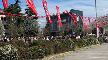 Mitinge geldiler ama içeri girmiyorlar