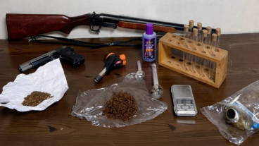 Yaralama suçundan aranıyordu, silah ve uyuşturucu ile yakalandı