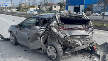 Kamyonun çarptığı otomobil adeta preslendi: 1 yaralı