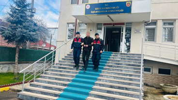 Aranan suç örgütü lideri saklandığı evde yakalandı!