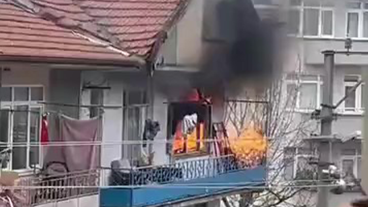 Evde çıkan yangında elektrik kabloları patladı
