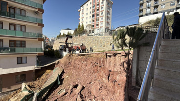 İnşaat alanında istinat duvarı çöktü