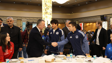 Tahir Büyükakın, sporcularla iftarda buluştu