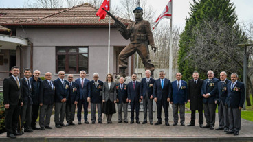 18 Mart münasebetiyle dernek ve vakıfları ziyaret eden Vali Aktaş, gazi ve şehit yakınlarıyla buluştu