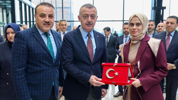 Tahir Büyükakın: İnsanlığın kurtuluşu O’nun (S.A.V.) yolundan gitmekle olacak