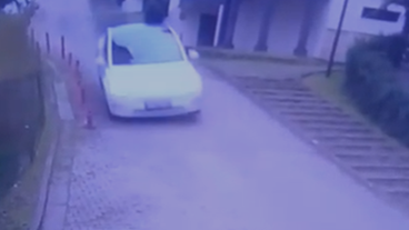 İzmit'te feci kaza: Kontrolden çıkan Tesla yıktı geçti