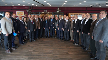 Vali Aktaş, okul projelerinin masaya yatırıldığı toplantıda İş insanlarıyla bir araya geldi