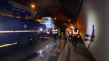 TEM'de 4 araç birbirine girdi! Sürücü TIR'da sıkıştı...