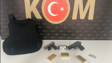 Aranan şahıs çelik yelekle yakalandı